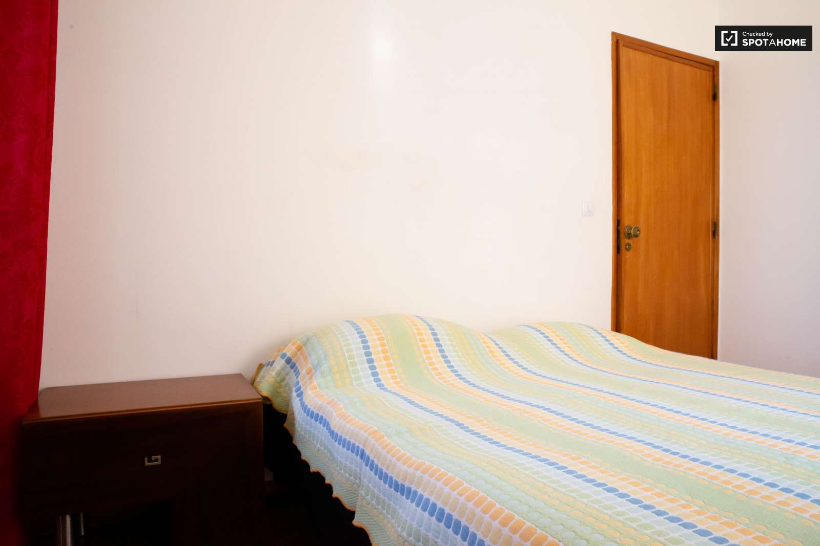 Double bed in Rooms for rent in charming 5-bedroom house in Estoril