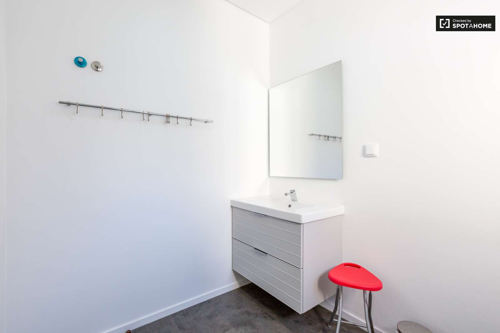 ROOM NEXT TO THE BEACH, CAPARICA, LISBON