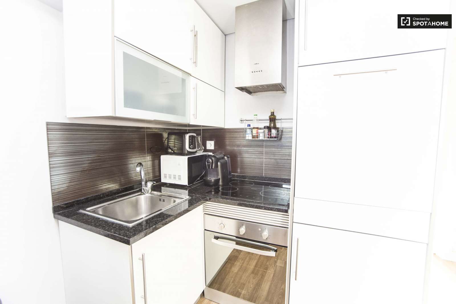 Well-furnished 1-bedroom apartment for rent in Estrela