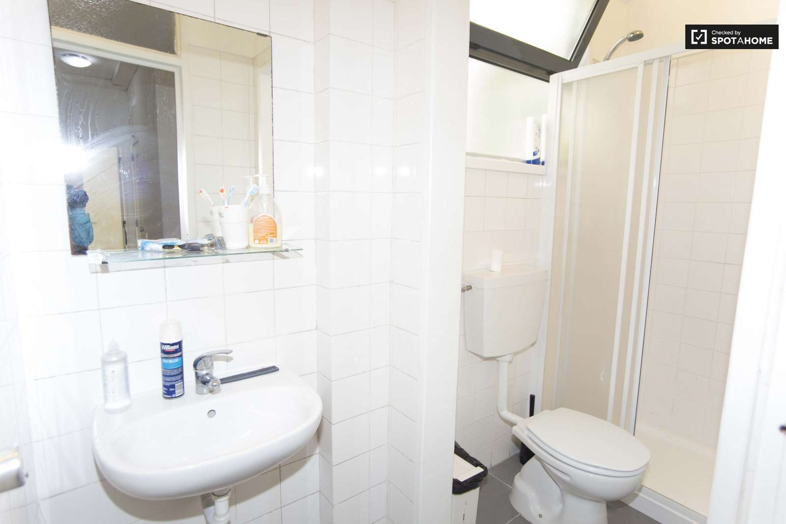 Single Bed in Furnished rooms for rent in super cool shared students residence in Avenidas Nova