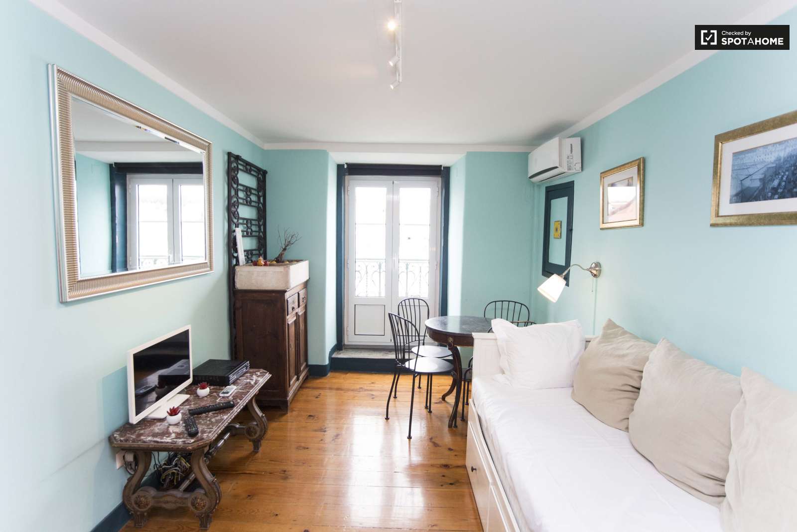 Bright studio apartment for rent close to Carmo Convent in Arroios