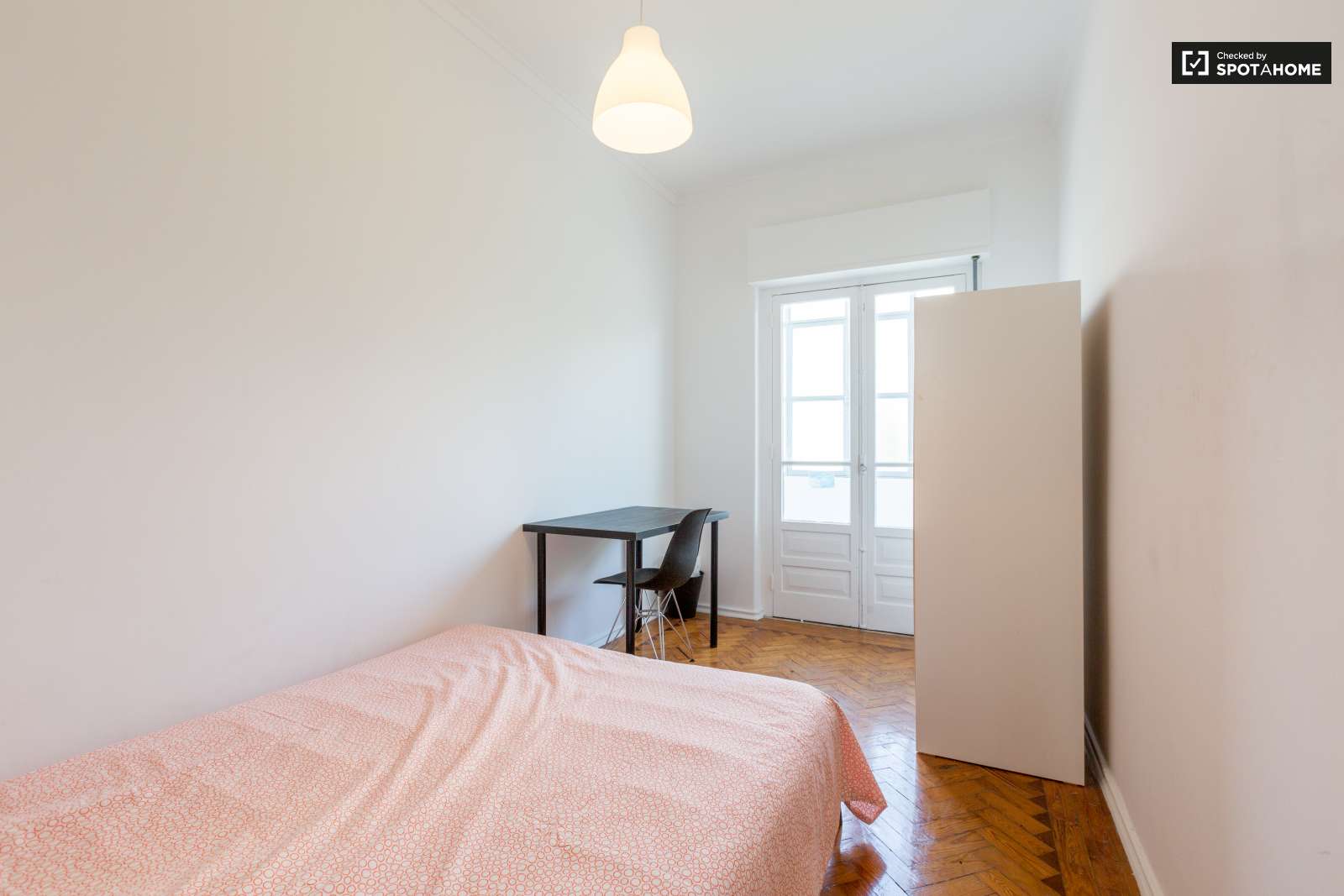 Large and Sunny Room For Rent In Belém Near Center of Lisbon
