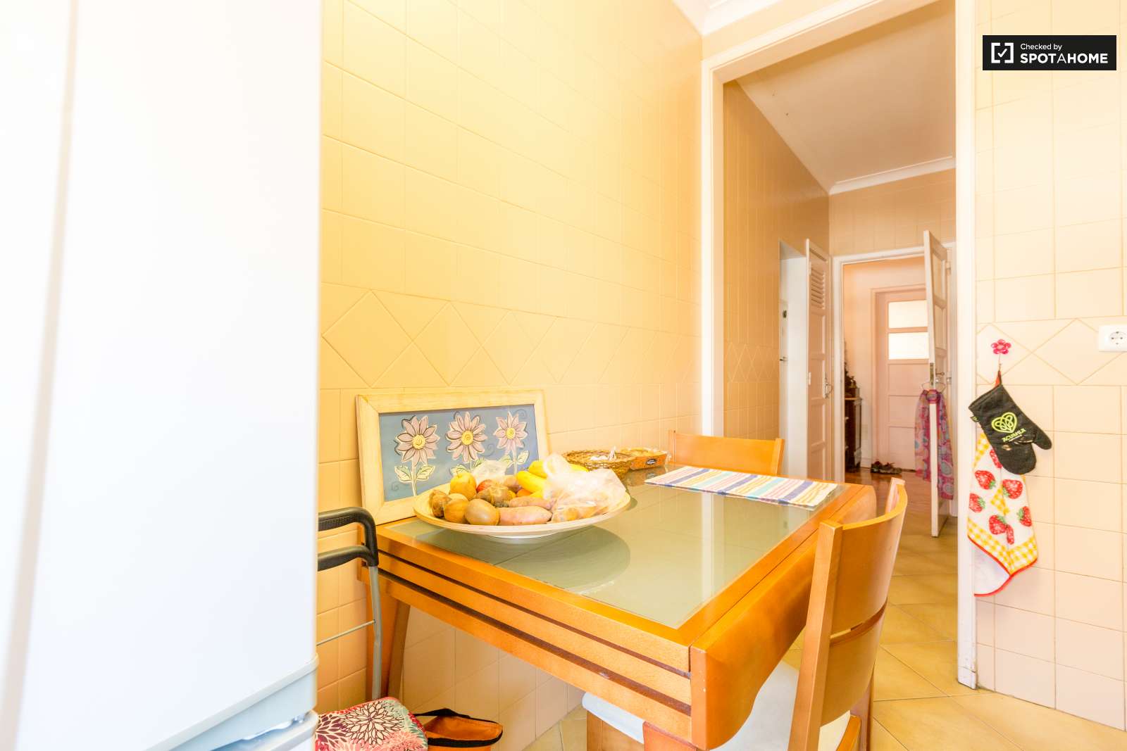 Quarto grande, com muita luz natural e uma varanda fechada. A 15 minutos do Maquês de Pombal em autocarro.