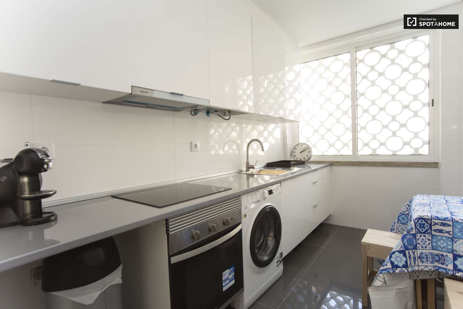 Single Bed in Bright rooms for rent in 4-bedroom apartment in Benfica