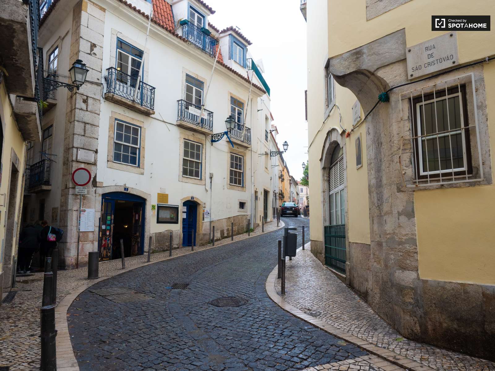 Single Bed in Rooms for rent in 3-bedroom apartment in Santa Maria Maior