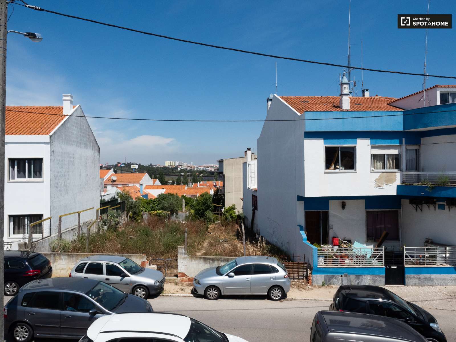 Single Bed in Rooms for rent in spacious 4-bedroom apartment in Corroios