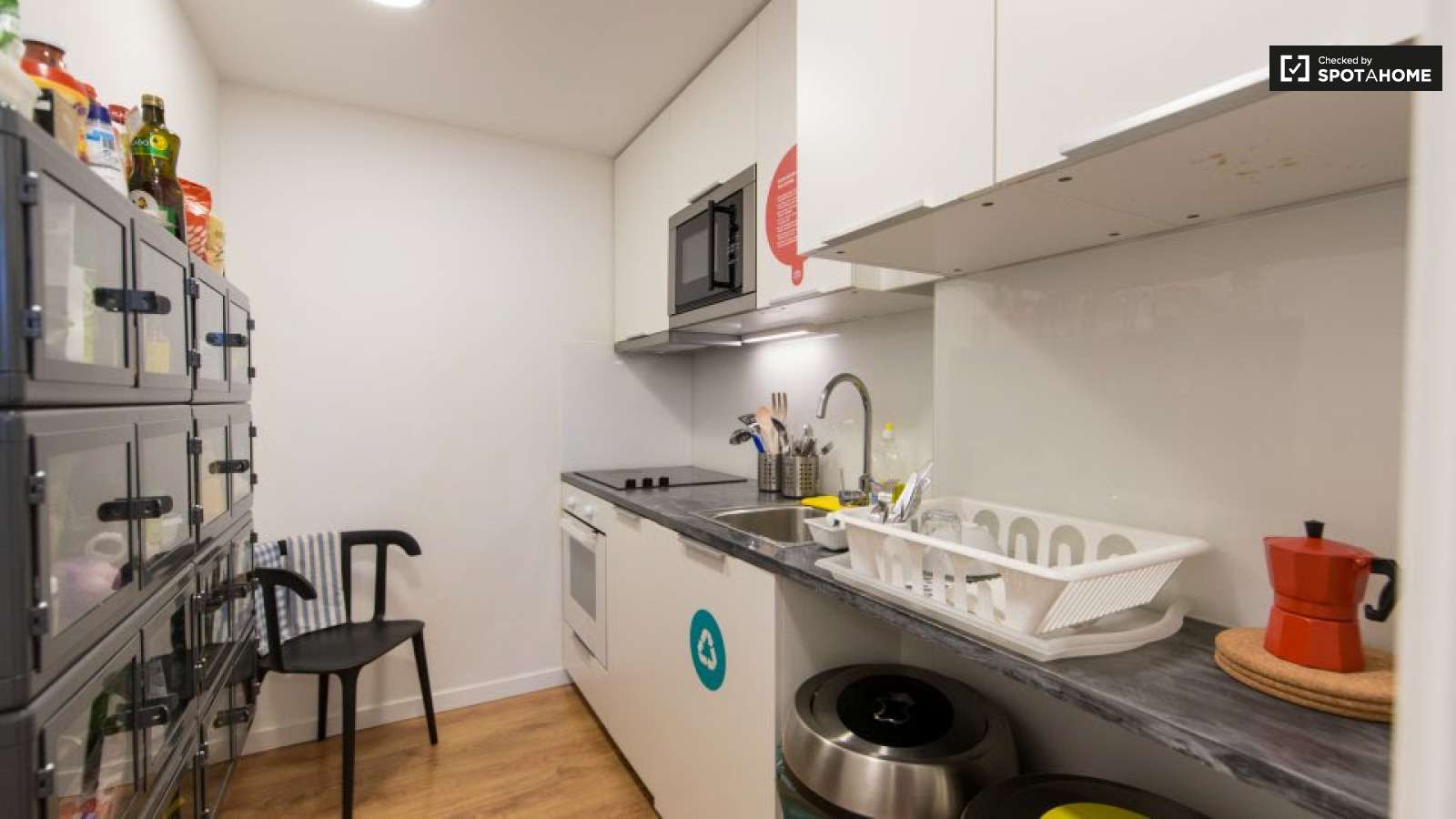 Double bed in Rooms for rent in 5-bedroom apartment near National Library of Portugal in Alvalade