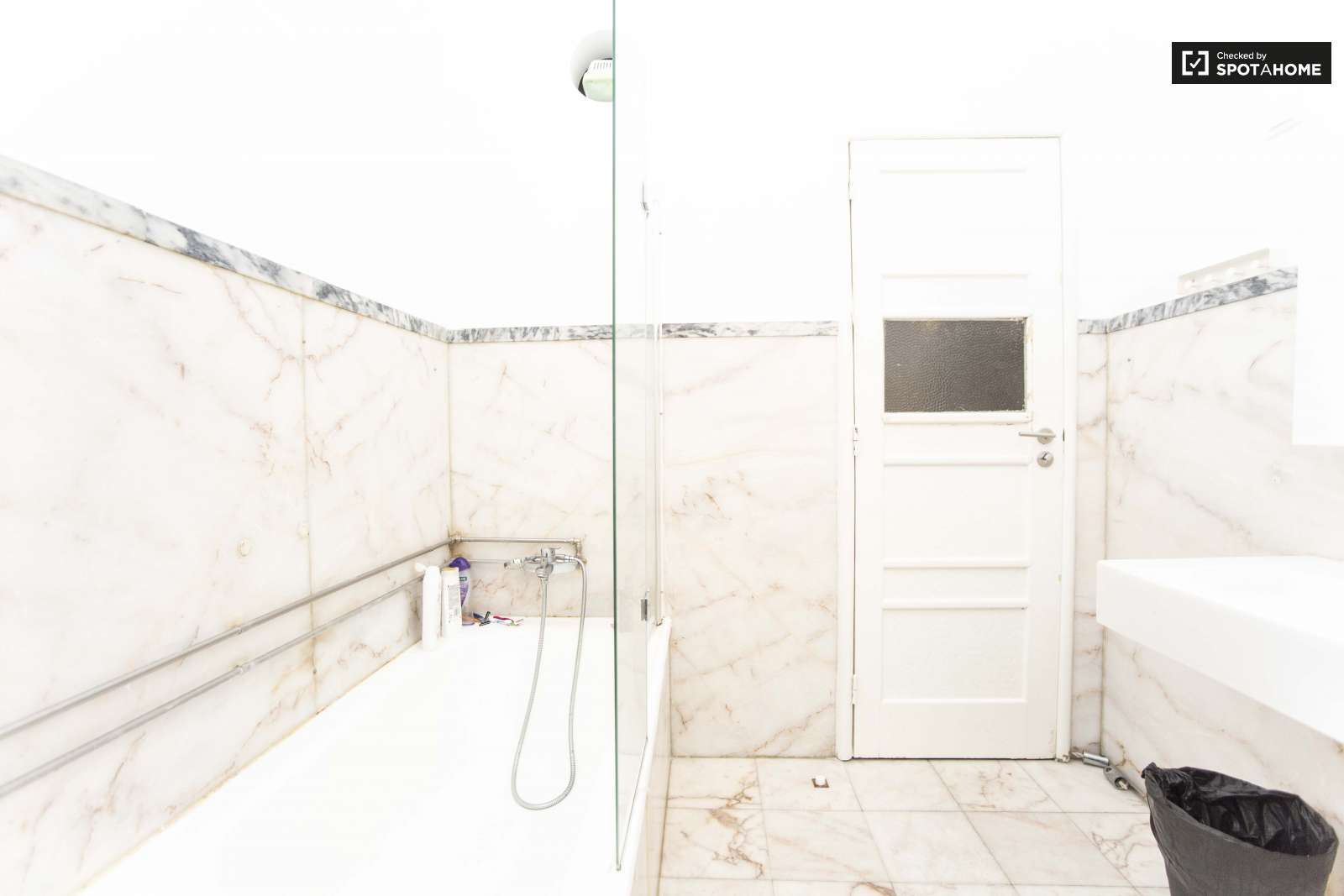 SINGLE ROOM NEXT LARANJEIRO METRO, ALMADA, LISBON