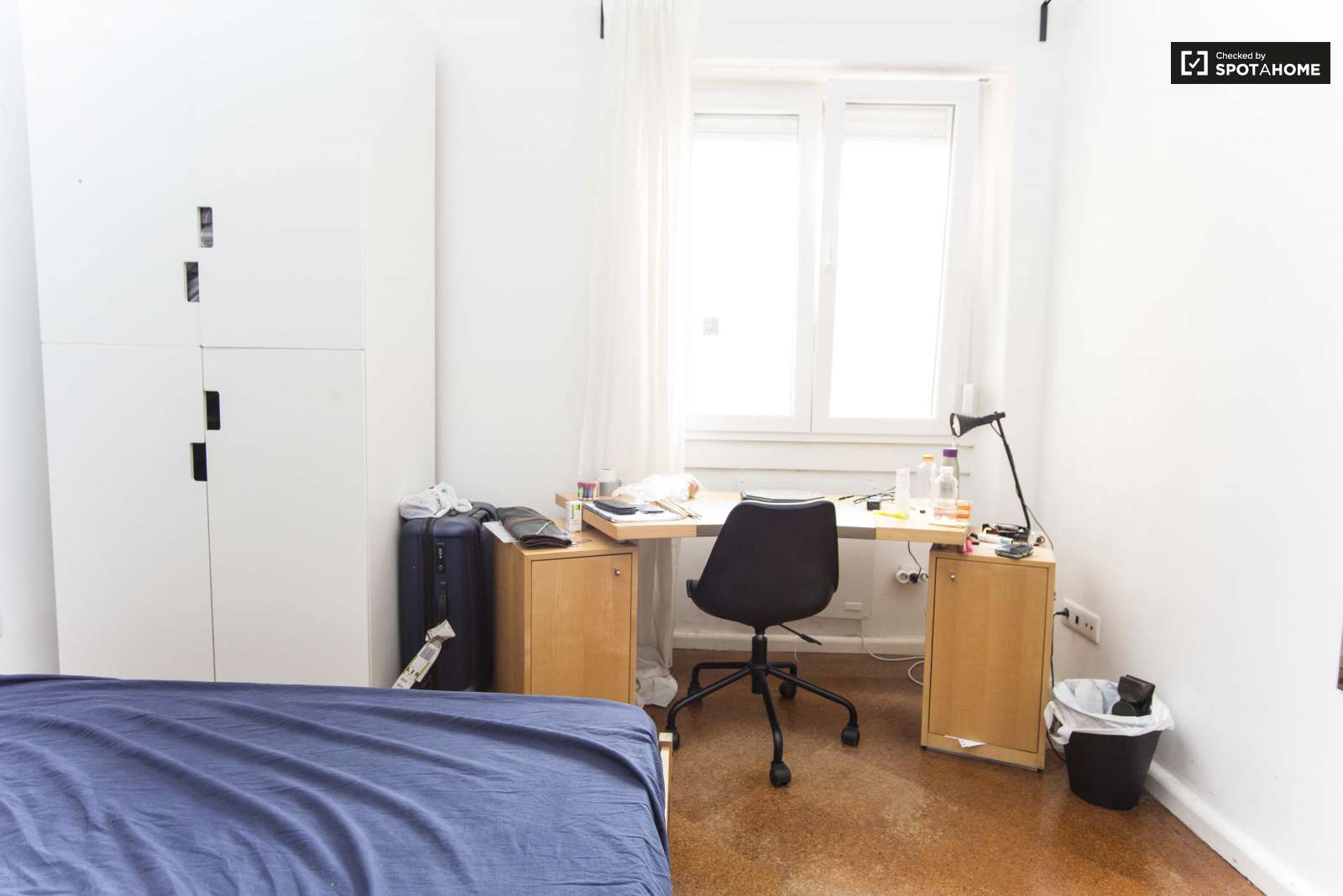 Double bed in Furnished rooms for rent in spacious 10-bedroom apartment in Arroios