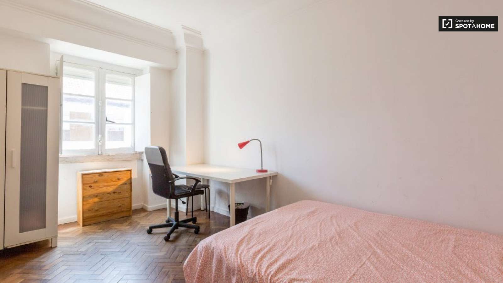 SINGLE ROOM IN METRO TELHEIRAS, LISBON