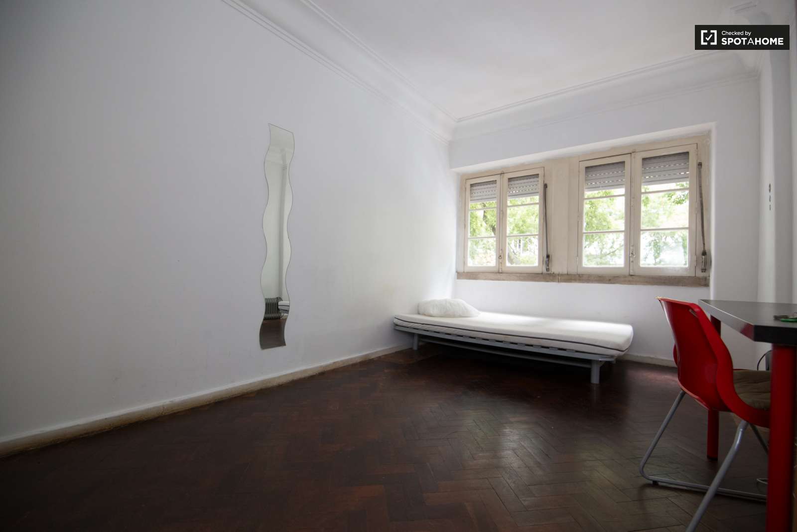 Room for rent in the center of Lisbon with a friend