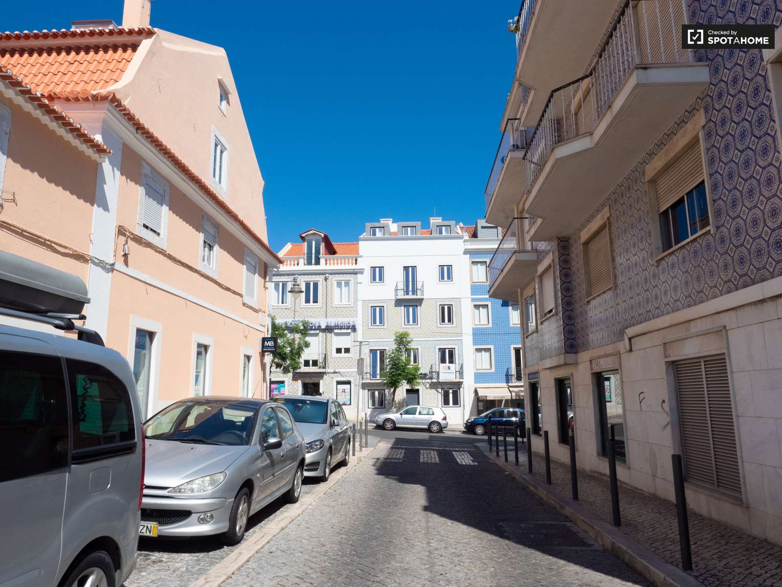 Bright studio apartment for rent in Ajuda