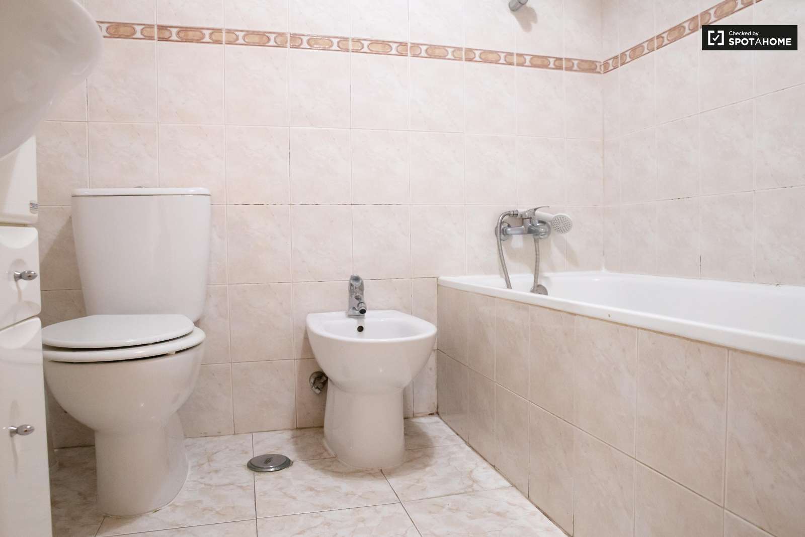 Renovated 3-bedroom apartment for rent in Graça e São Vicente