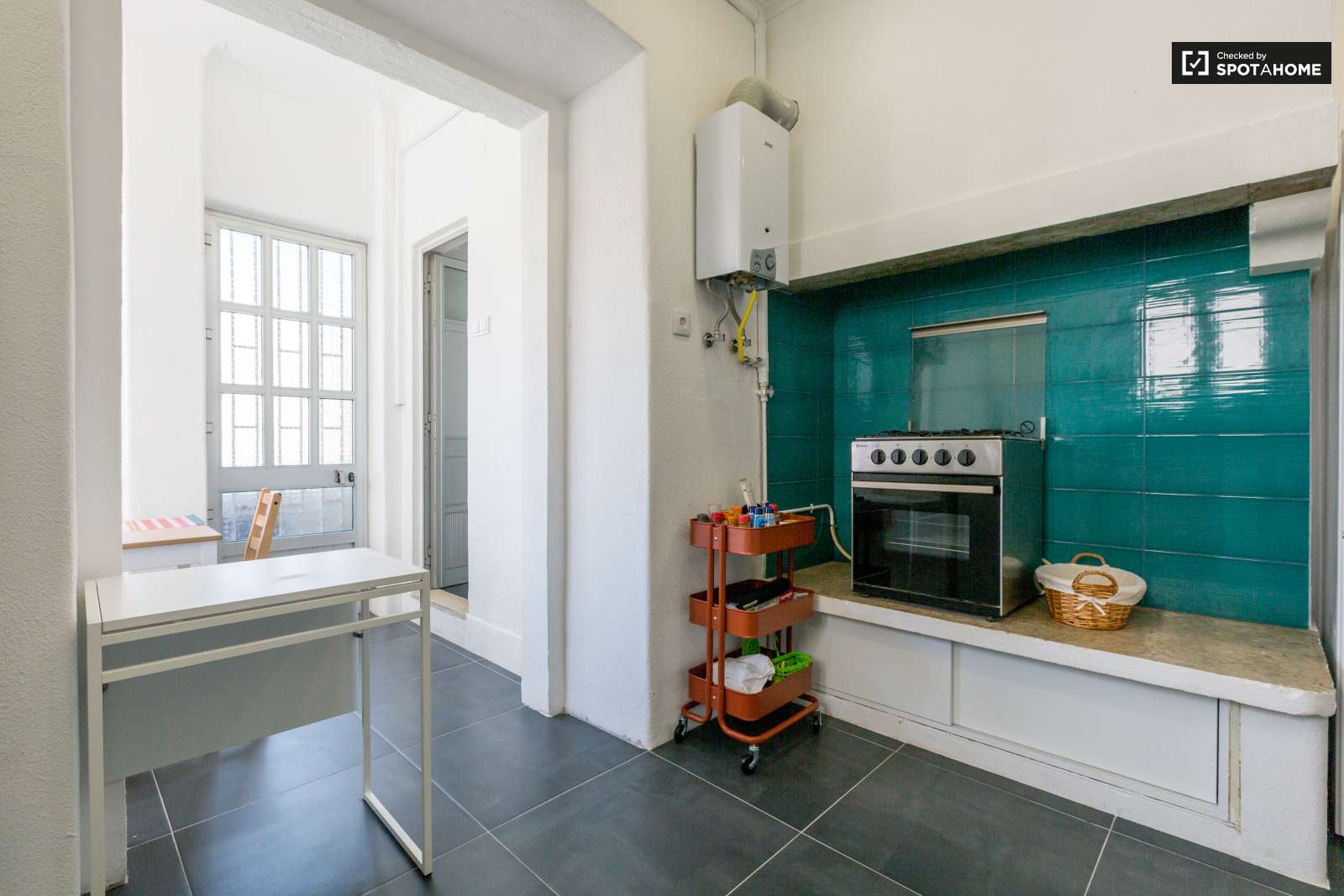 Double bed in Rooms for rent in beautiful 6-bedroom apartment near Roma-Areeiro train station