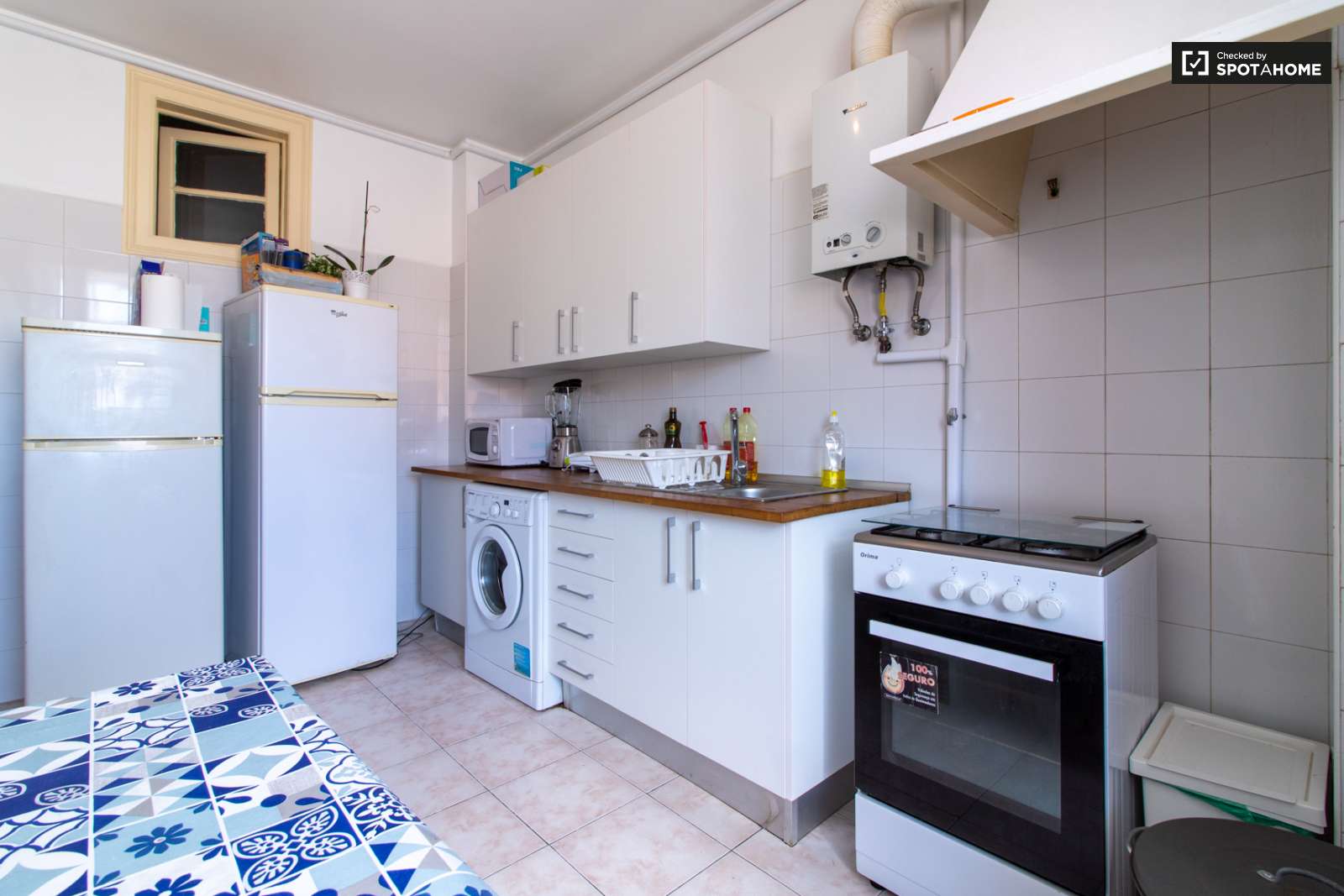 Double bed in Spacious rooms for rent in 6-bedroom apartment in Arroios