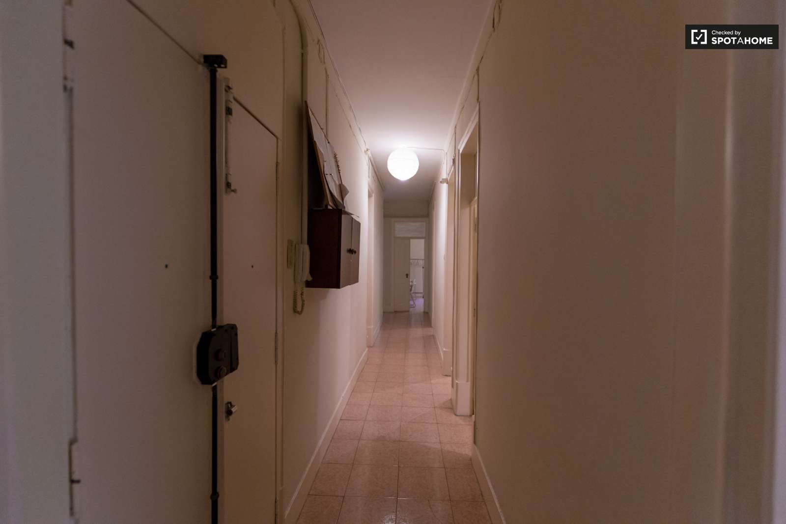 Single Bed in Modern rooms for rent in 6-bedroom apartment in Avenidas Novas