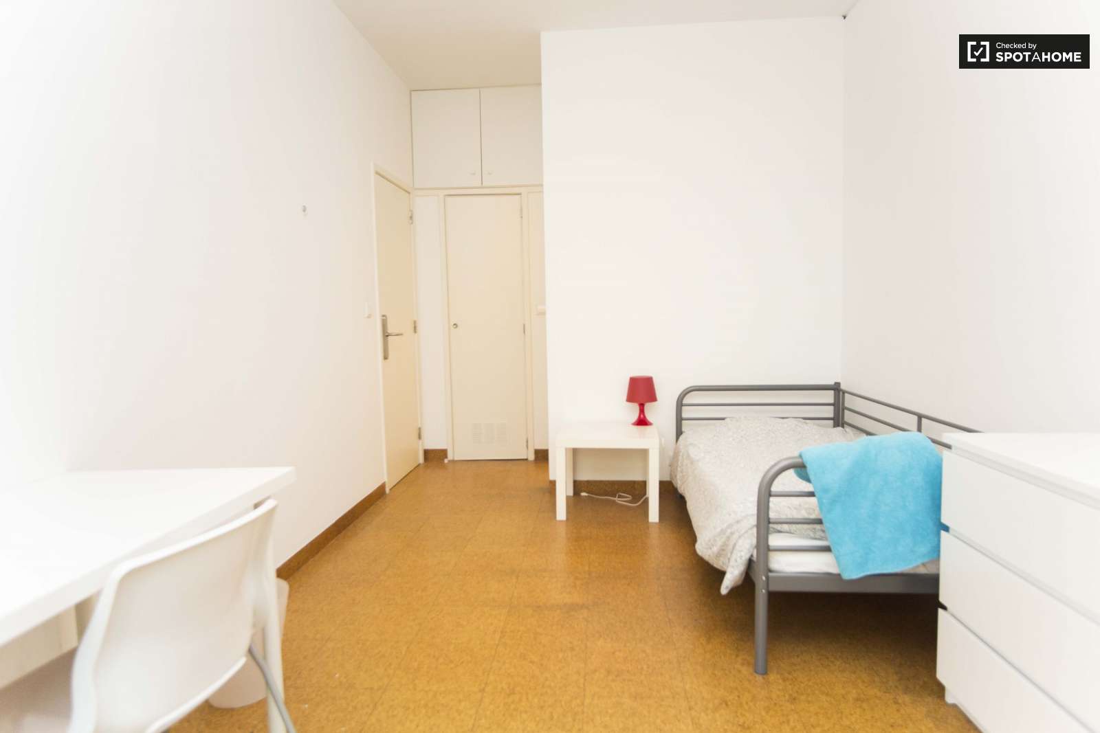 Single Bed in Furnished rooms for rent in super cool shared students residence in Avenidas Nova