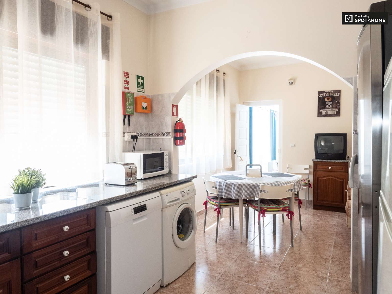 Single Bed in Rooms for rent in spacious 4-bedroom apartment in Corroios