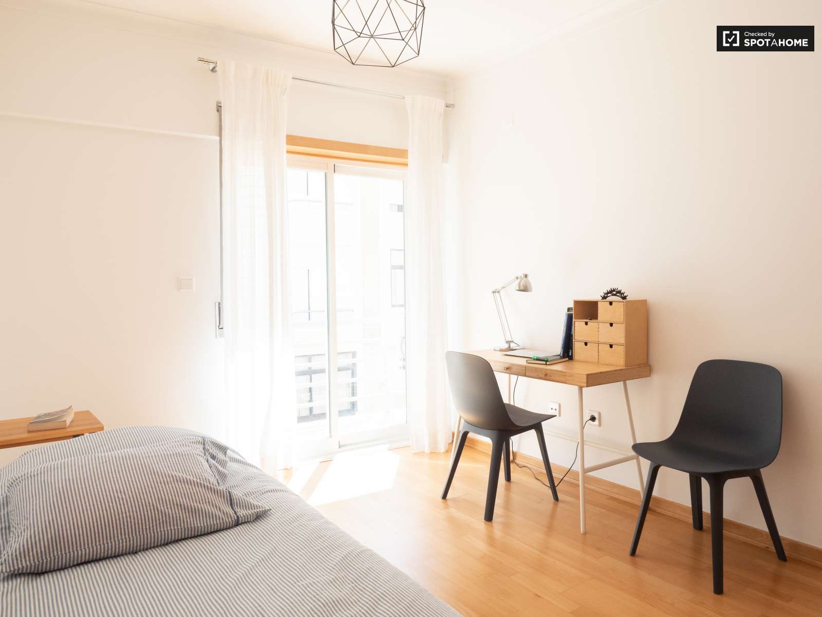 Single Bed in Sunny rooms for rent in flatshare near beach in Costa da Caparica