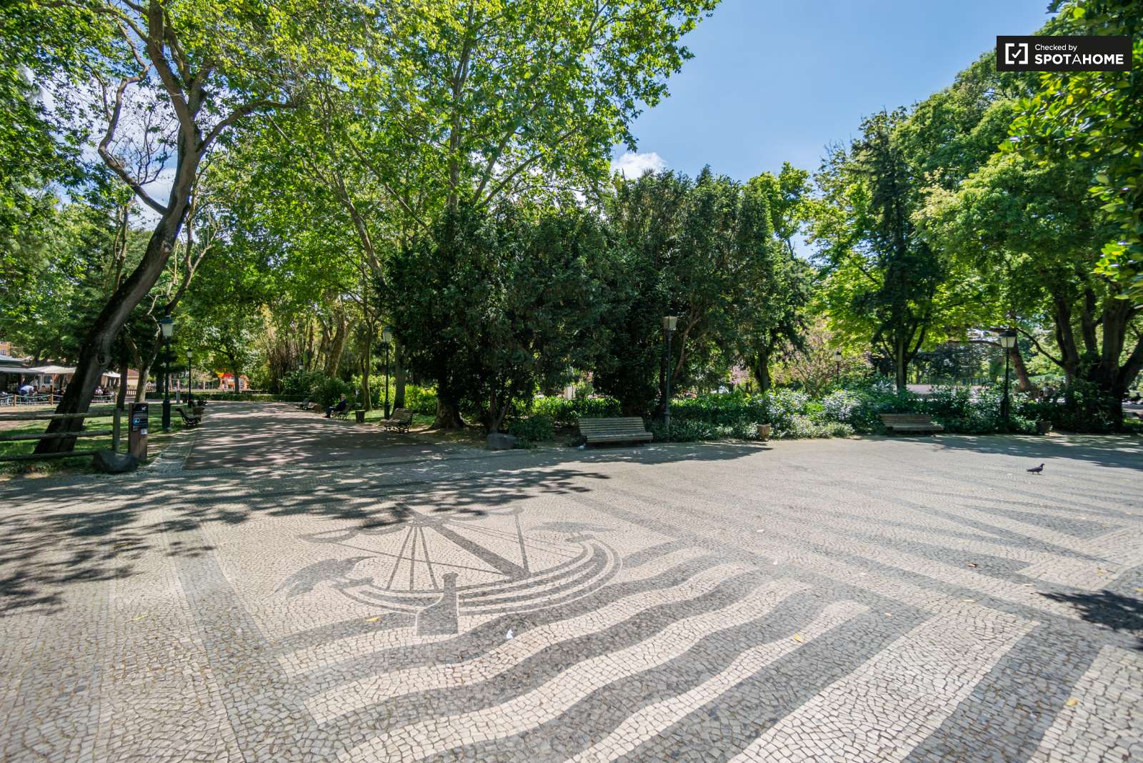 Double bed in Cozy rooms for rent in flatshare in Campo de Ourique