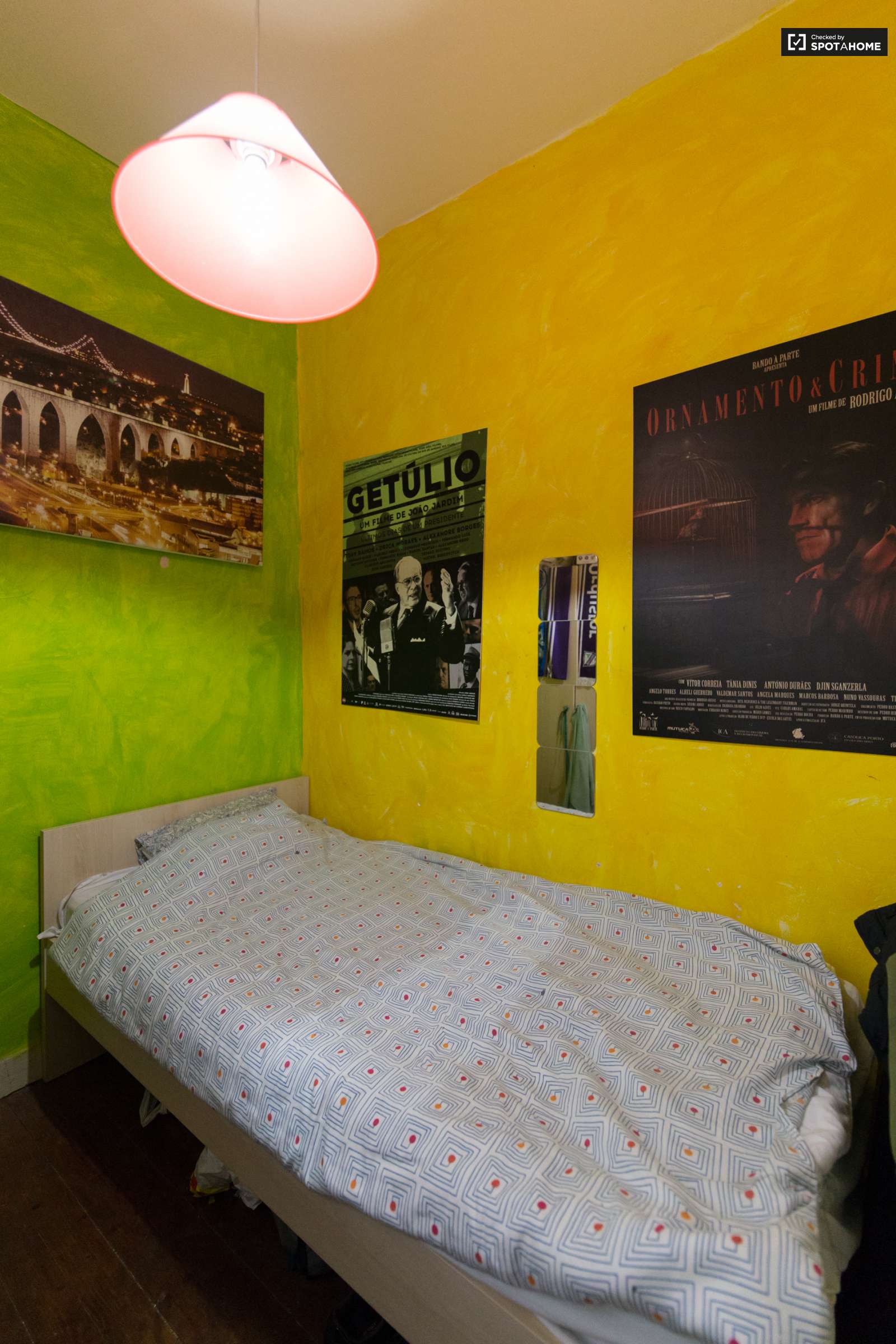 Large room with private bathroom. A lot of space and good facilities around.