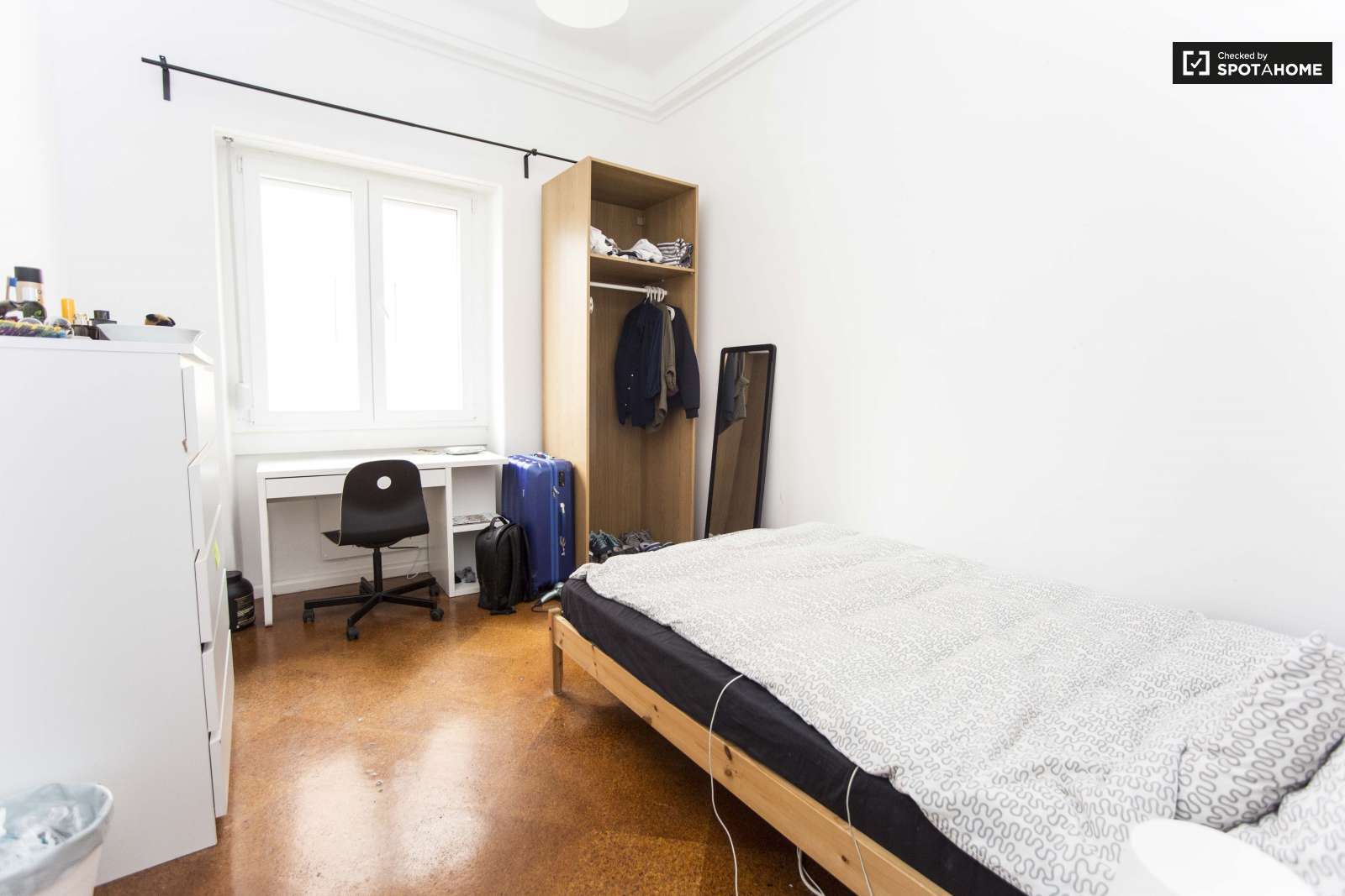 Double bed in Furnished rooms for rent in spacious 9-bedroom apartment in Arroios