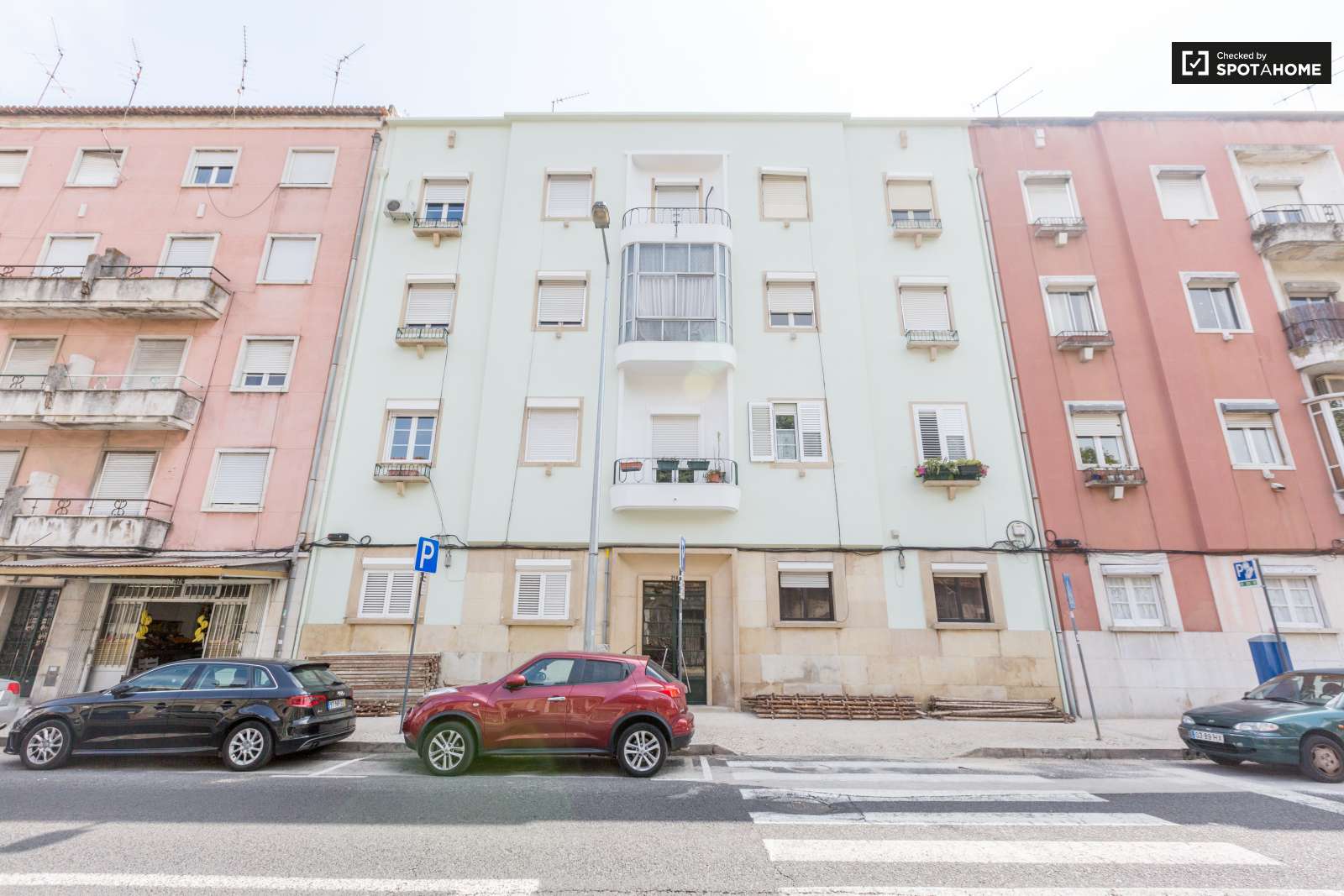 Double bed in Rooms for rent in sunny 3-bedroom apartment in São Domingos de Benfica