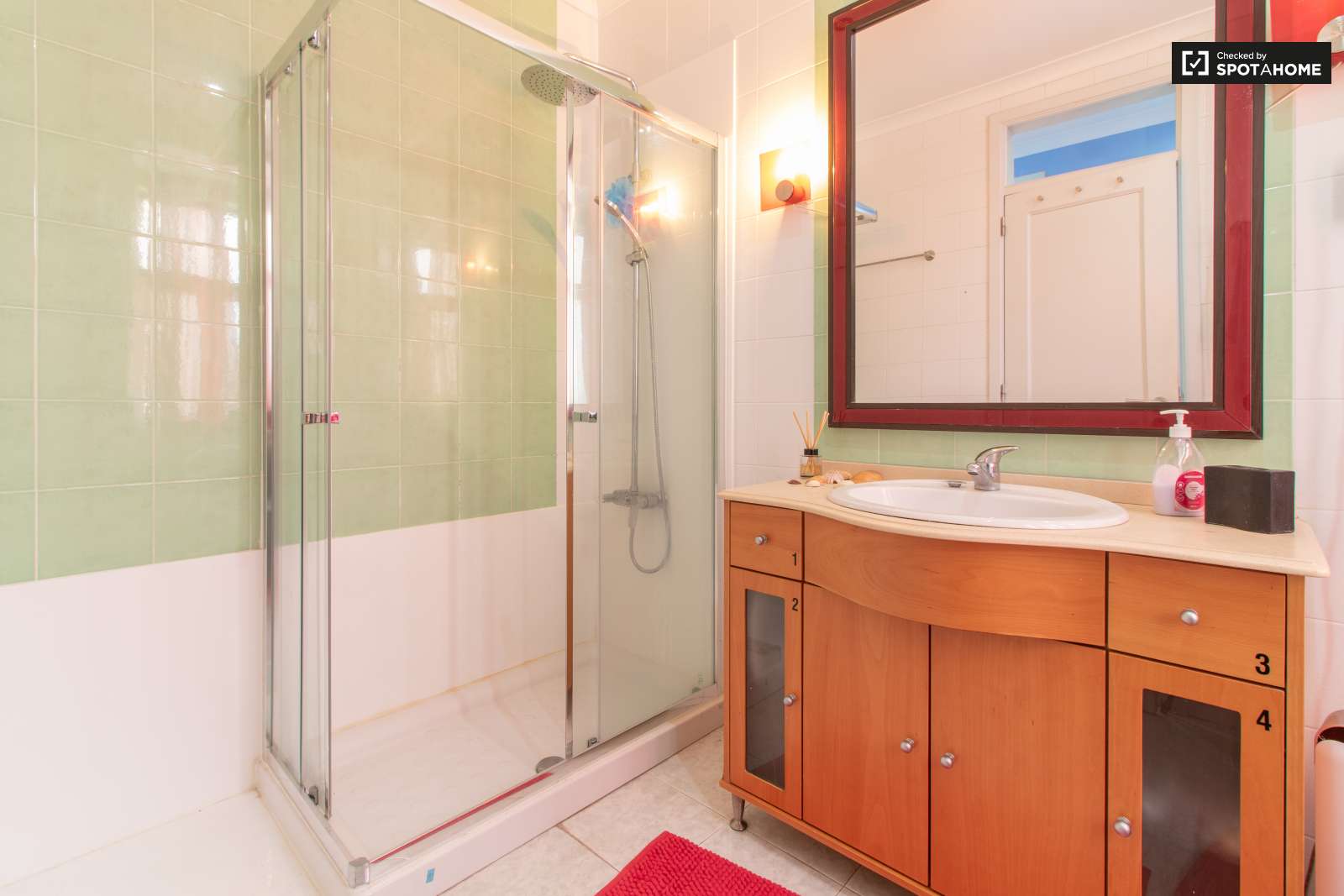 Double bed in Rooms for rent in sunny 5-bedroom apartment with AC in authentic Arroios