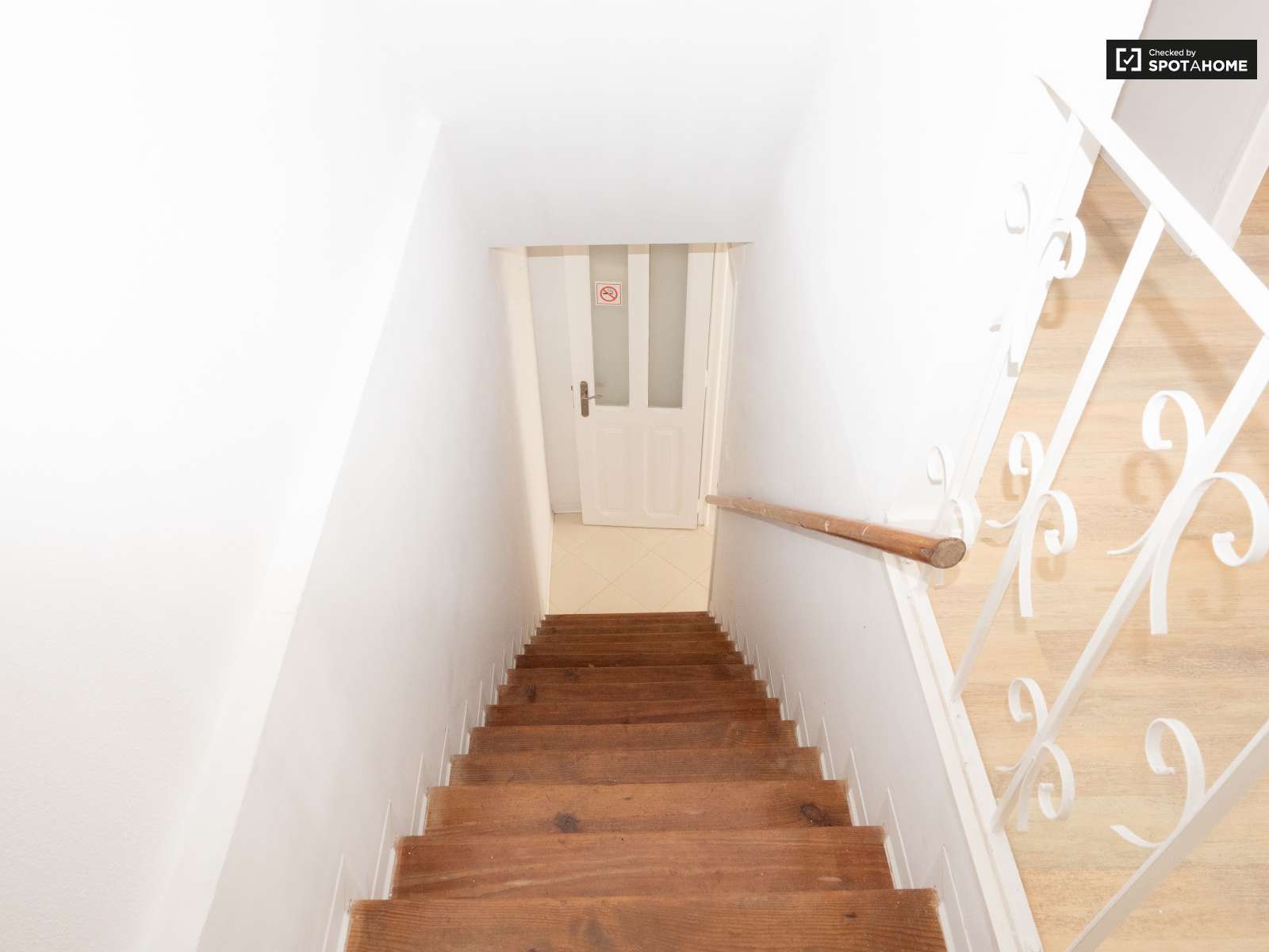 Double bed in Rooms to rent in spacious 6-bedroom house in Caparica, Lisbon