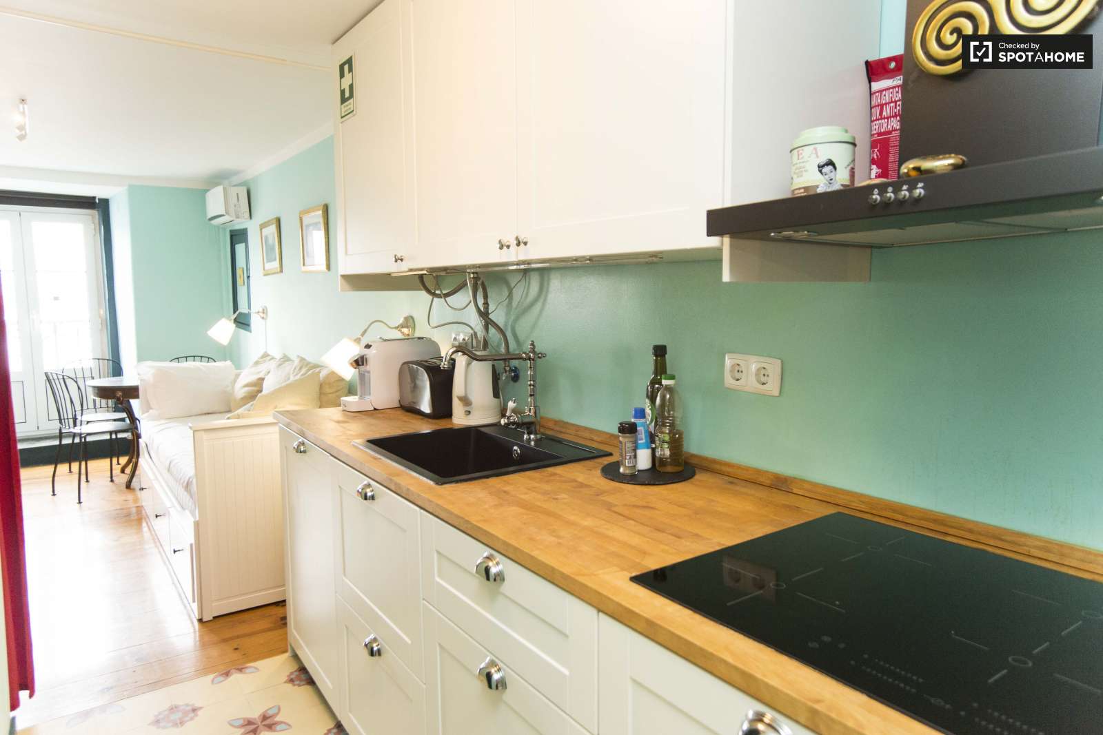 Bright studio apartment for rent close to Carmo Convent in Arroios