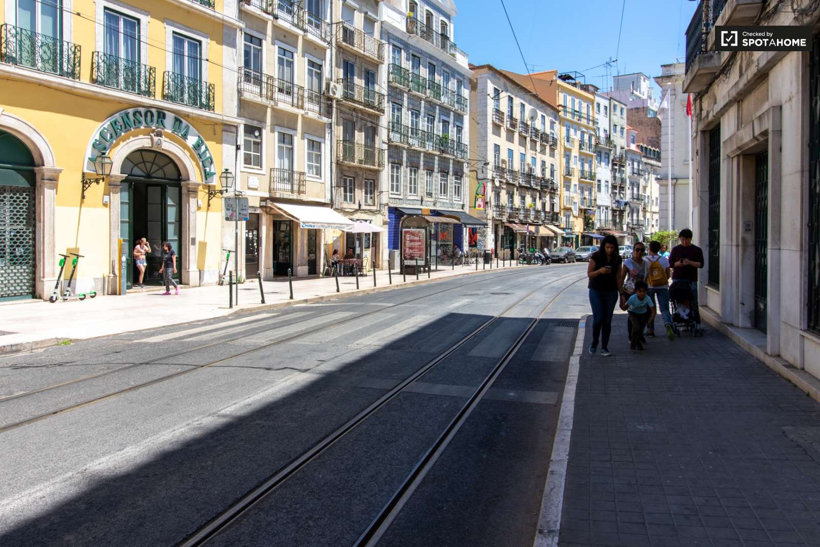 Sleek 2-bedroom apartment with balconies and AC for rent in Cais do Sodré