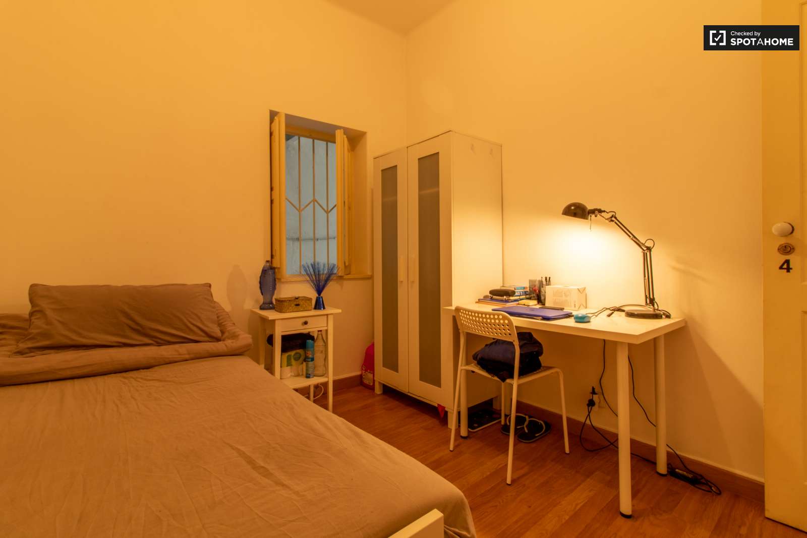 Double bed in Spacious rooms for rent in 6-bedroom apartment in Arroios