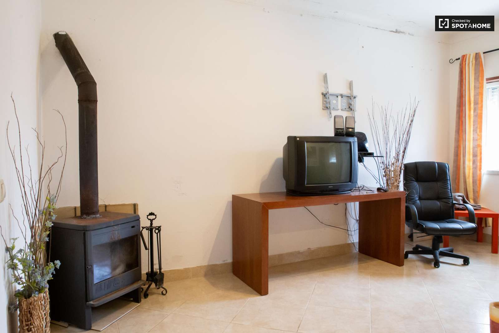 Double bed in Spacious rooms for rent in 5-bedroom house in Sao Domingos de Rana