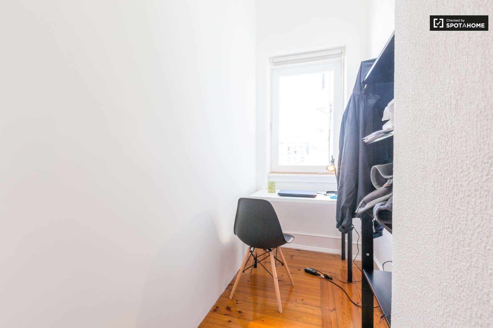 Double bed in Rooms for rent in beautiful 6-bedroom apartment near Roma-Areeiro train station