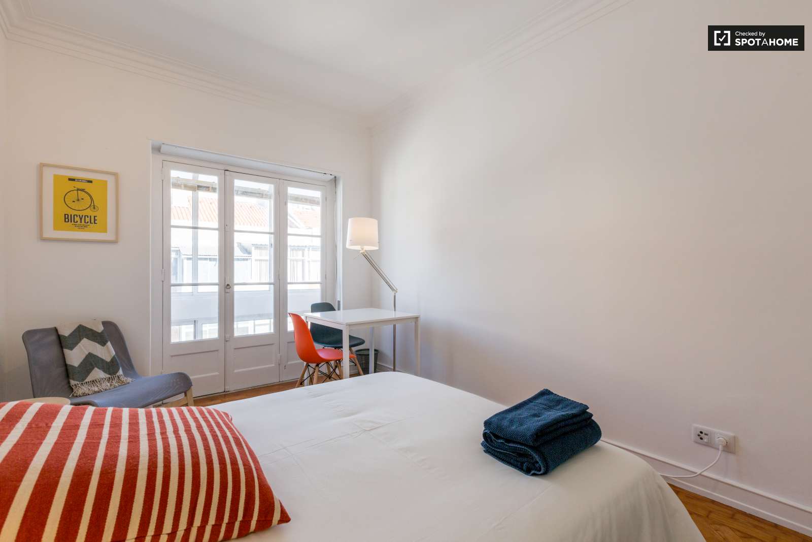 ROOM NEXT TO THE BEACH, CAPARICA, LISBON