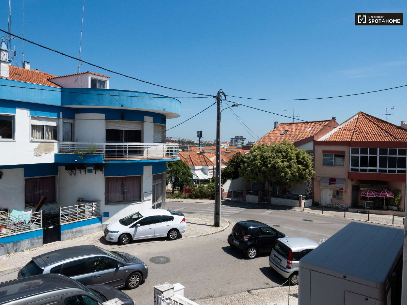 Single Bed in Rooms for rent in spacious 4-bedroom apartment in Corroios