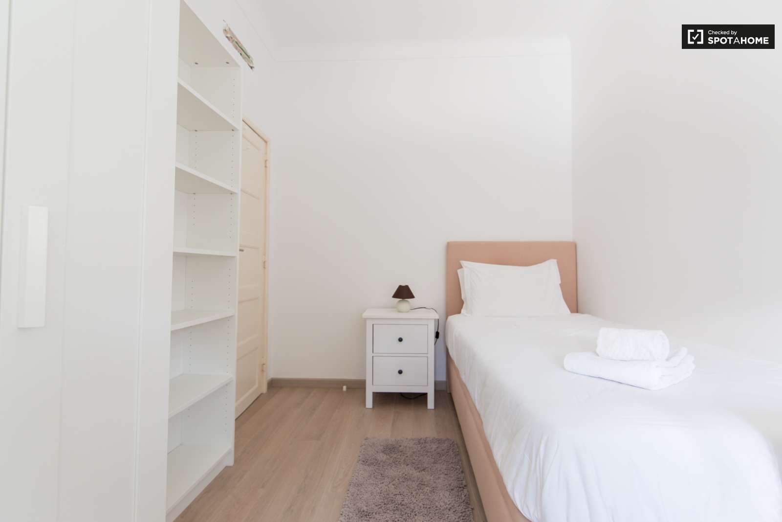 Large and Sunny Room for Rent in Olaias, Lisbon