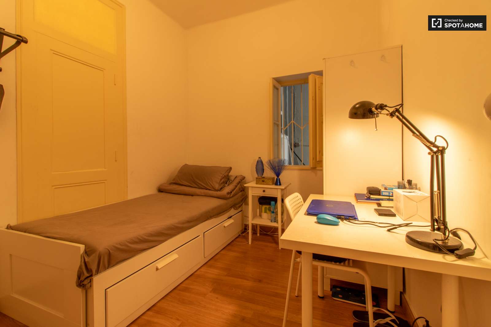 Double bed in Spacious rooms for rent in 6-bedroom apartment in Arroios