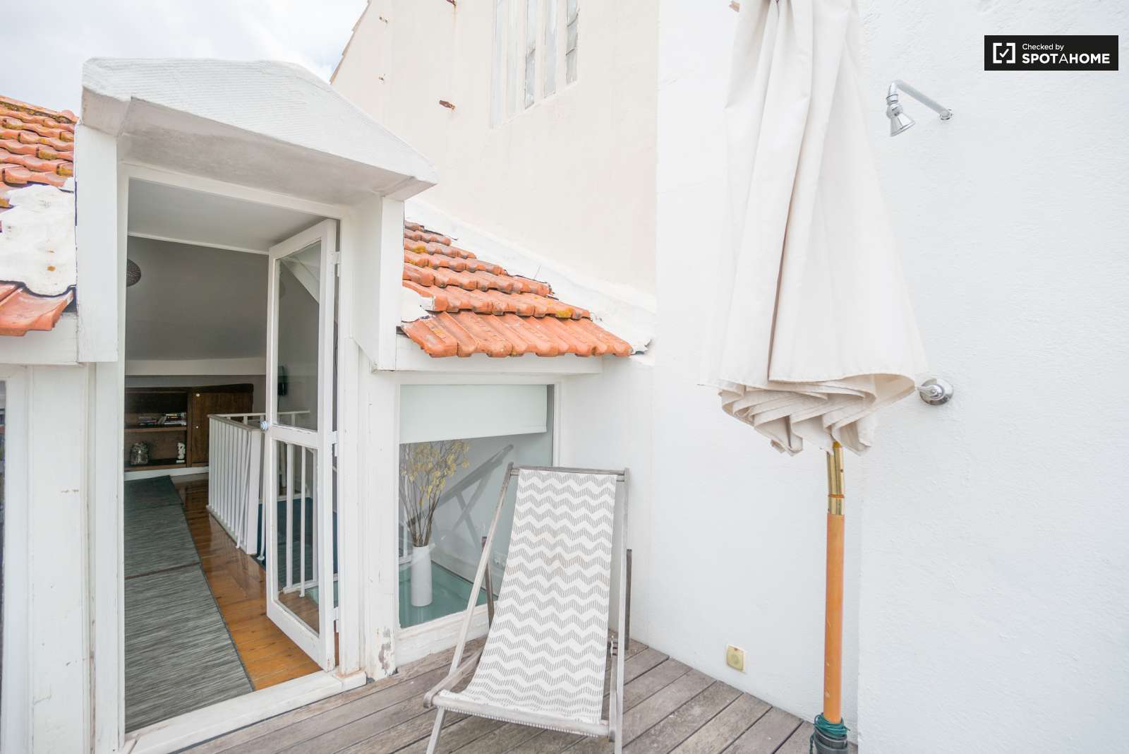 Beautiful 1-bedroom duplex apartment with terrace for rent in Santos