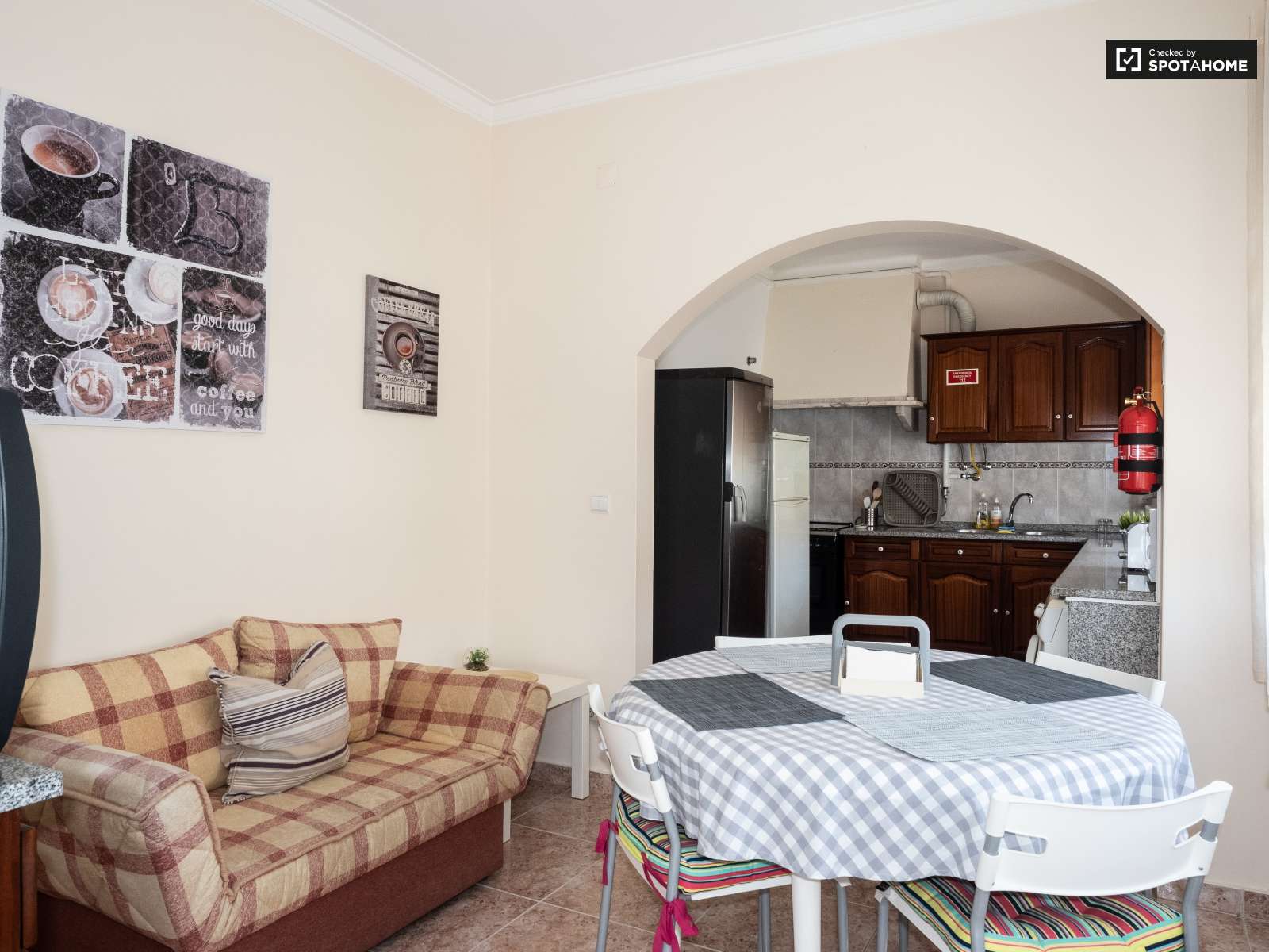 Single Bed in Rooms for rent in spacious 4-bedroom apartment in Corroios