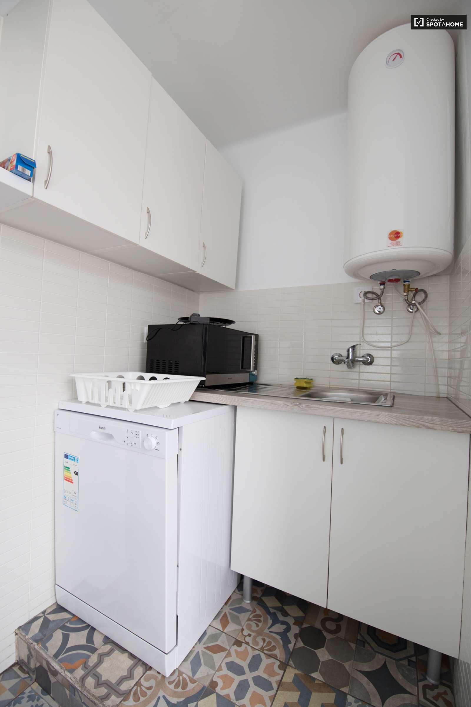 Single Bed in Rooms for rent in 6-bedroom apartment in Alcântara