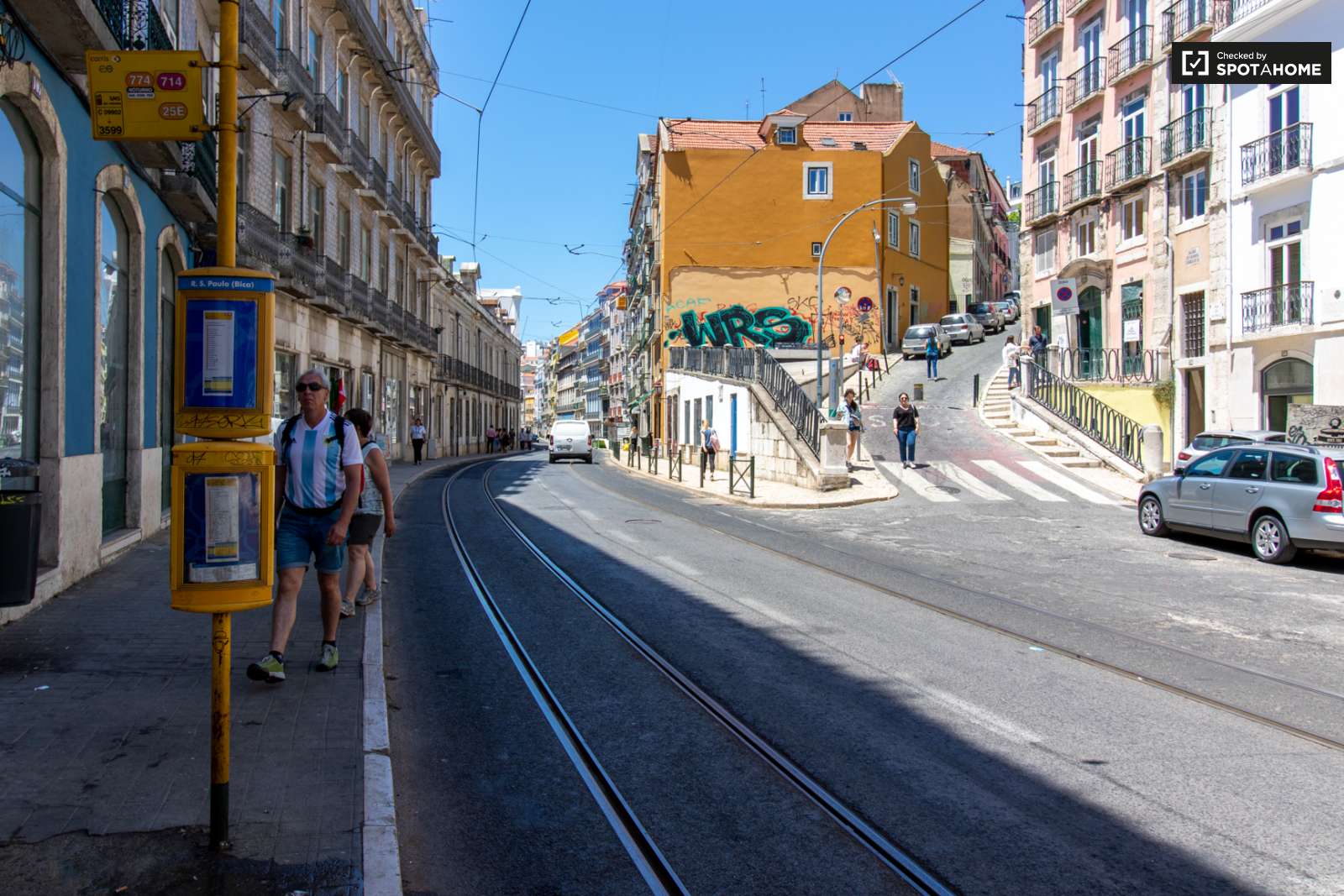 Sleek 2-bedroom apartment with balconies and AC for rent in Cais do Sodré