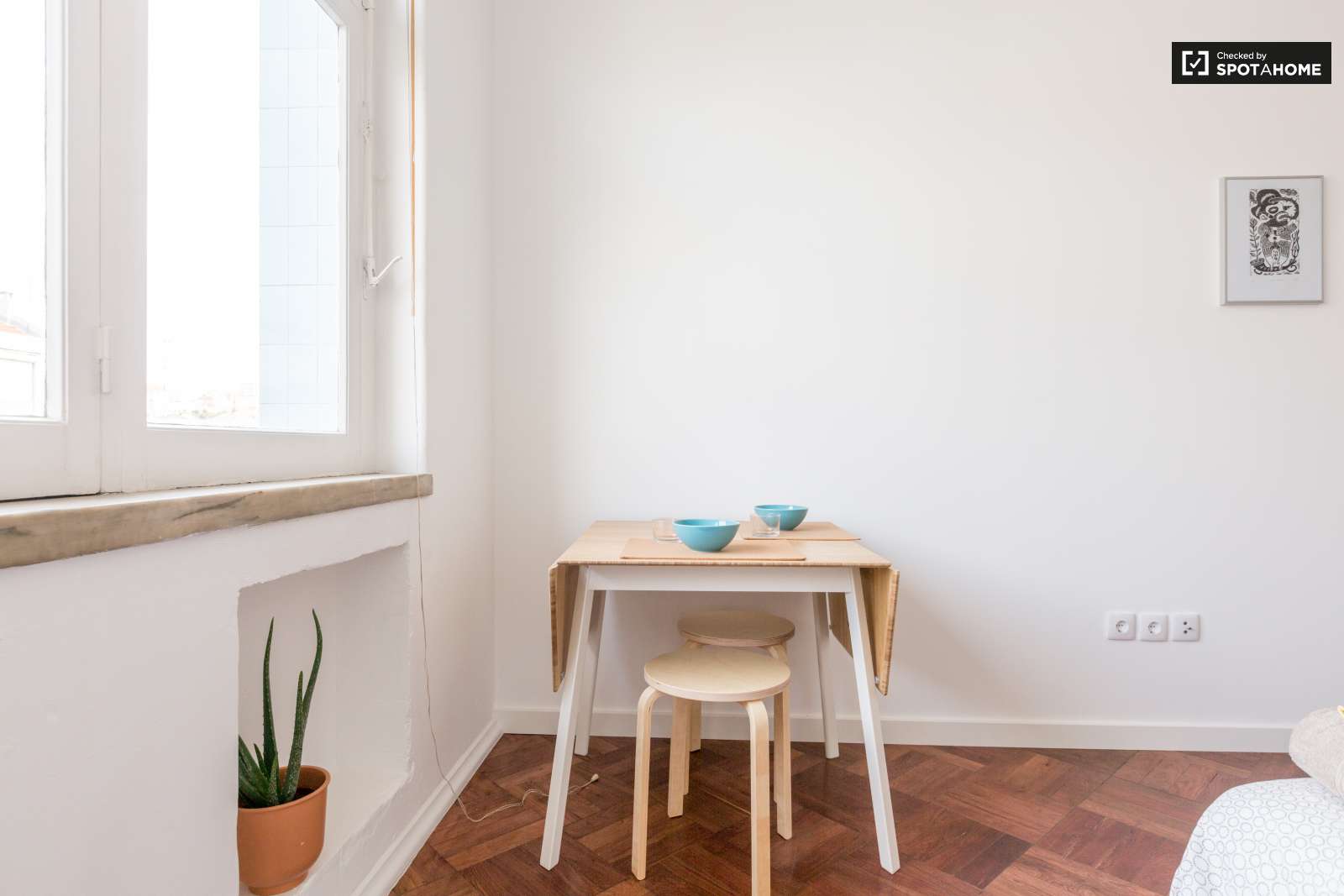 Quarto com casa banho privada para 2 pessoas. A 20 minutos da baixa da cidade.