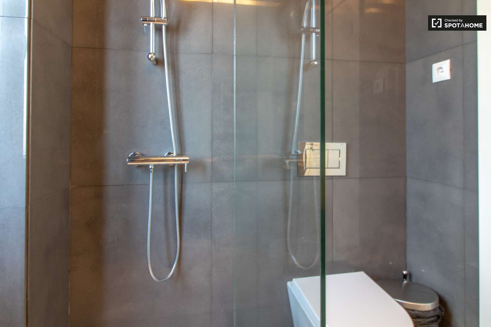 Stylish 3-bedroom apartment for rent near Monte Agudo lookout point in Penha de França