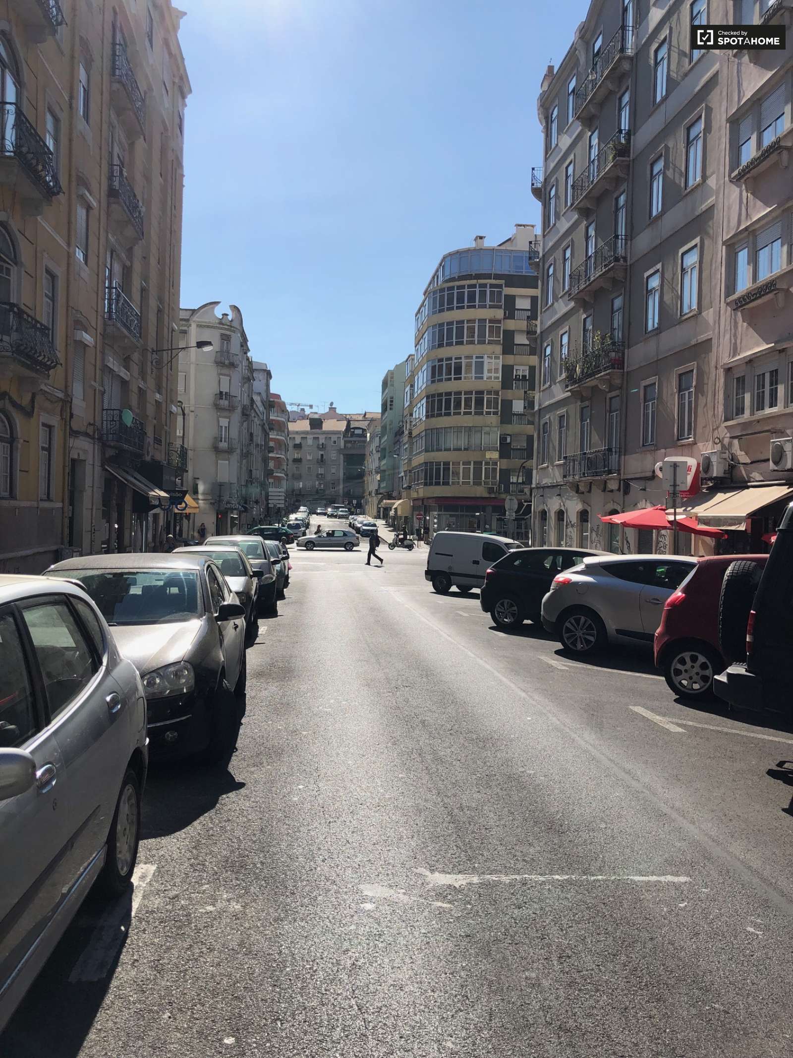 Double bed in Rooms for rent in sunny 5-bedroom apartment with AC in authentic Arroios