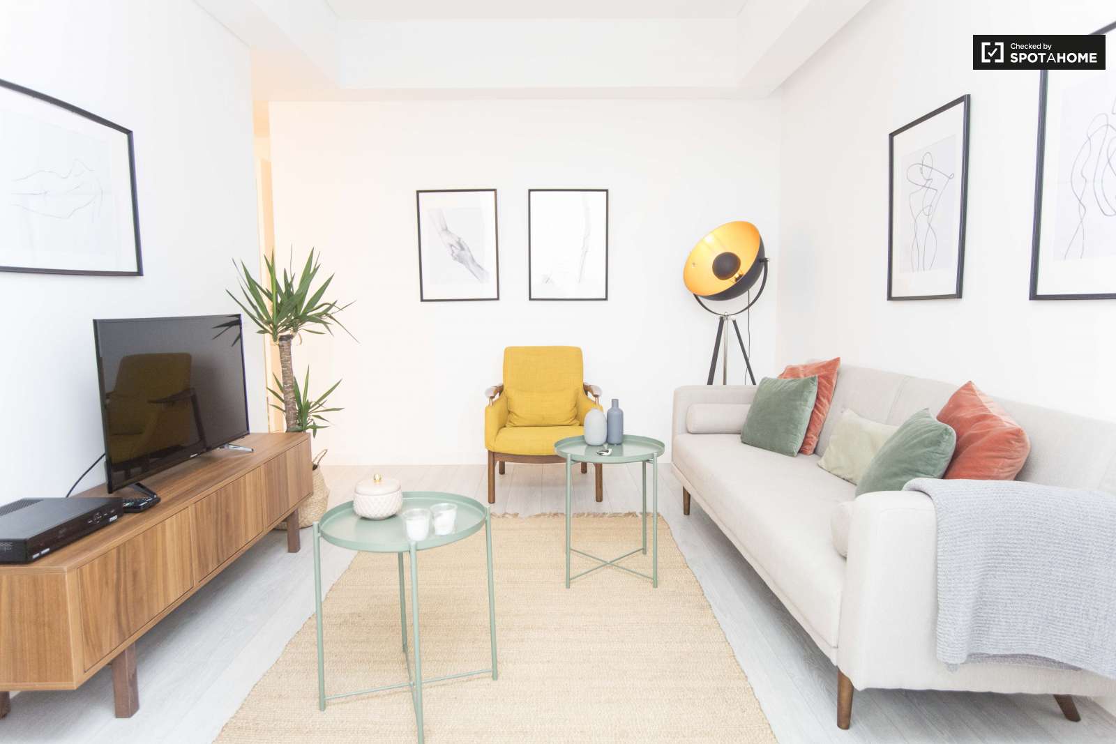 Chic 3-bedroom apartment for rent close to Feira da Ladra in Penha de França