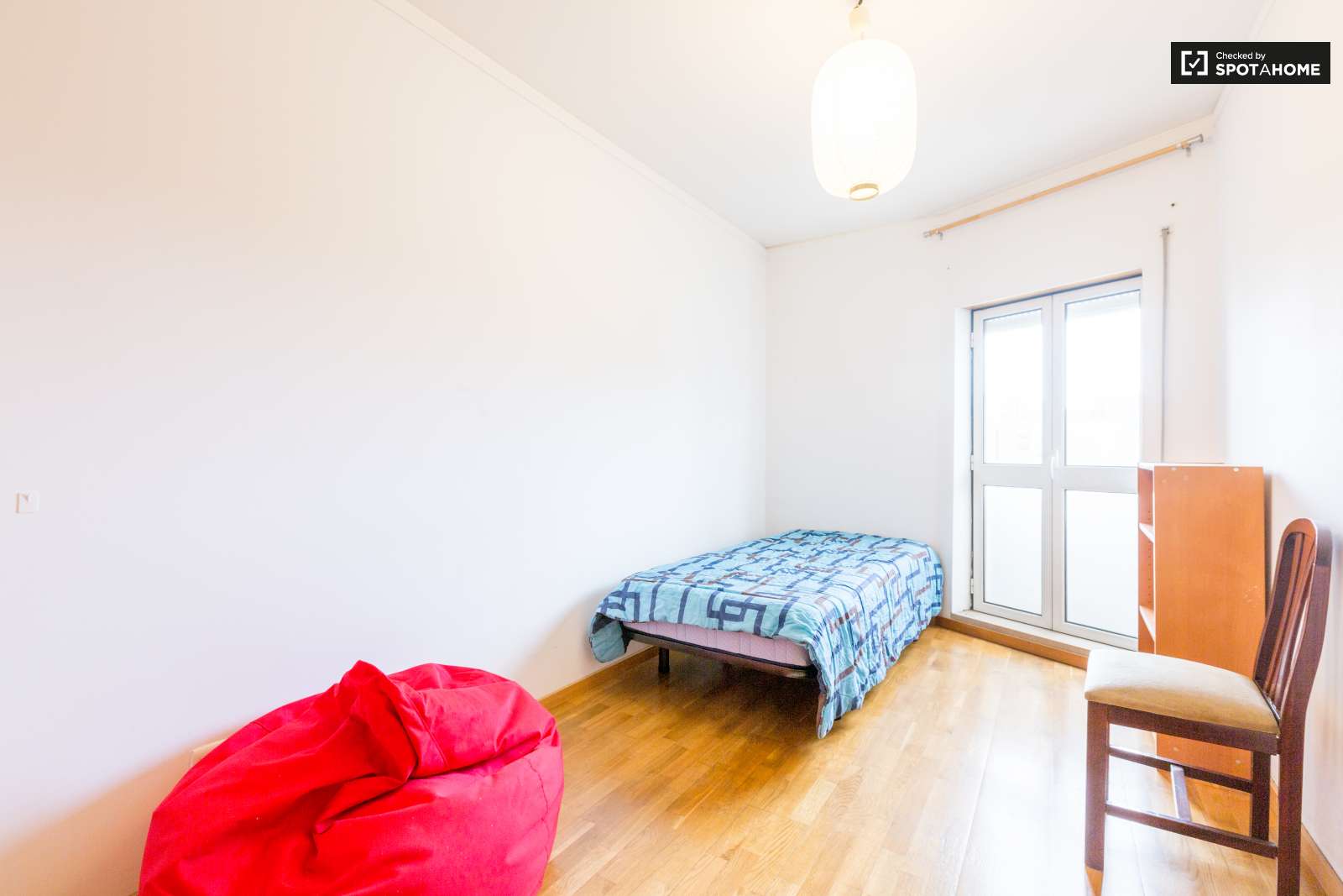 Single Bed in Rooms for rent in sunny 4-bedroom flat in Quinta dos Barros