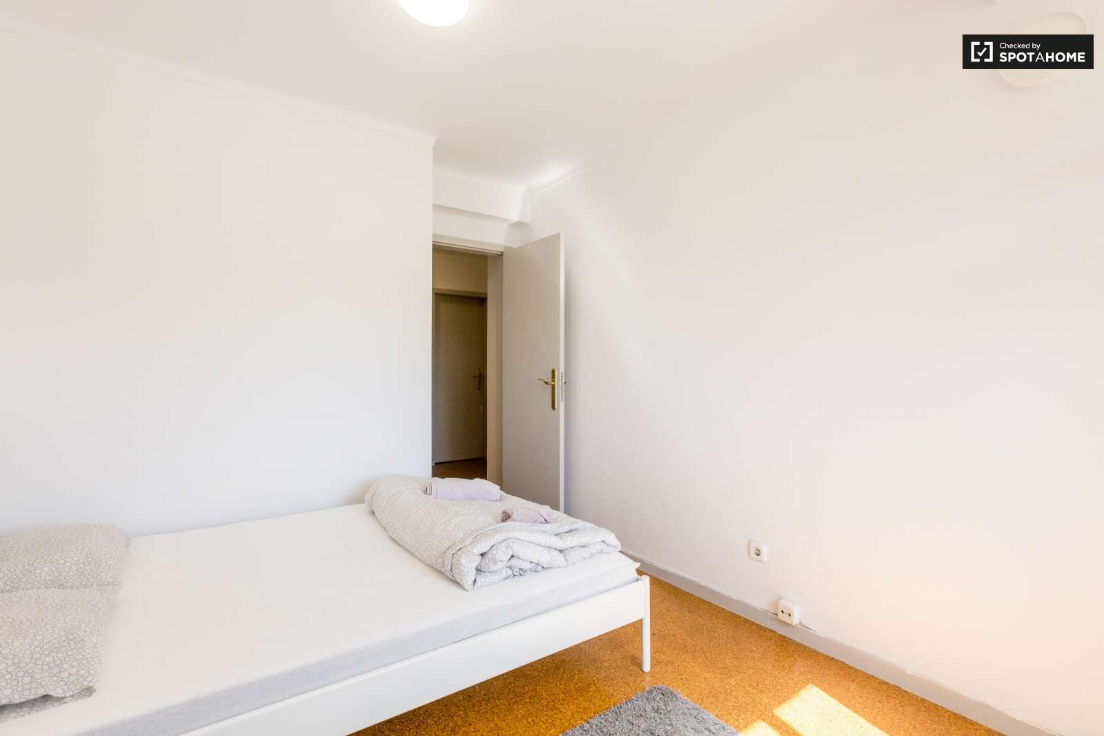 Single Bed in Rooms and beds to rent in 4-bedroom apartment near Bela Vista Park in Marvila