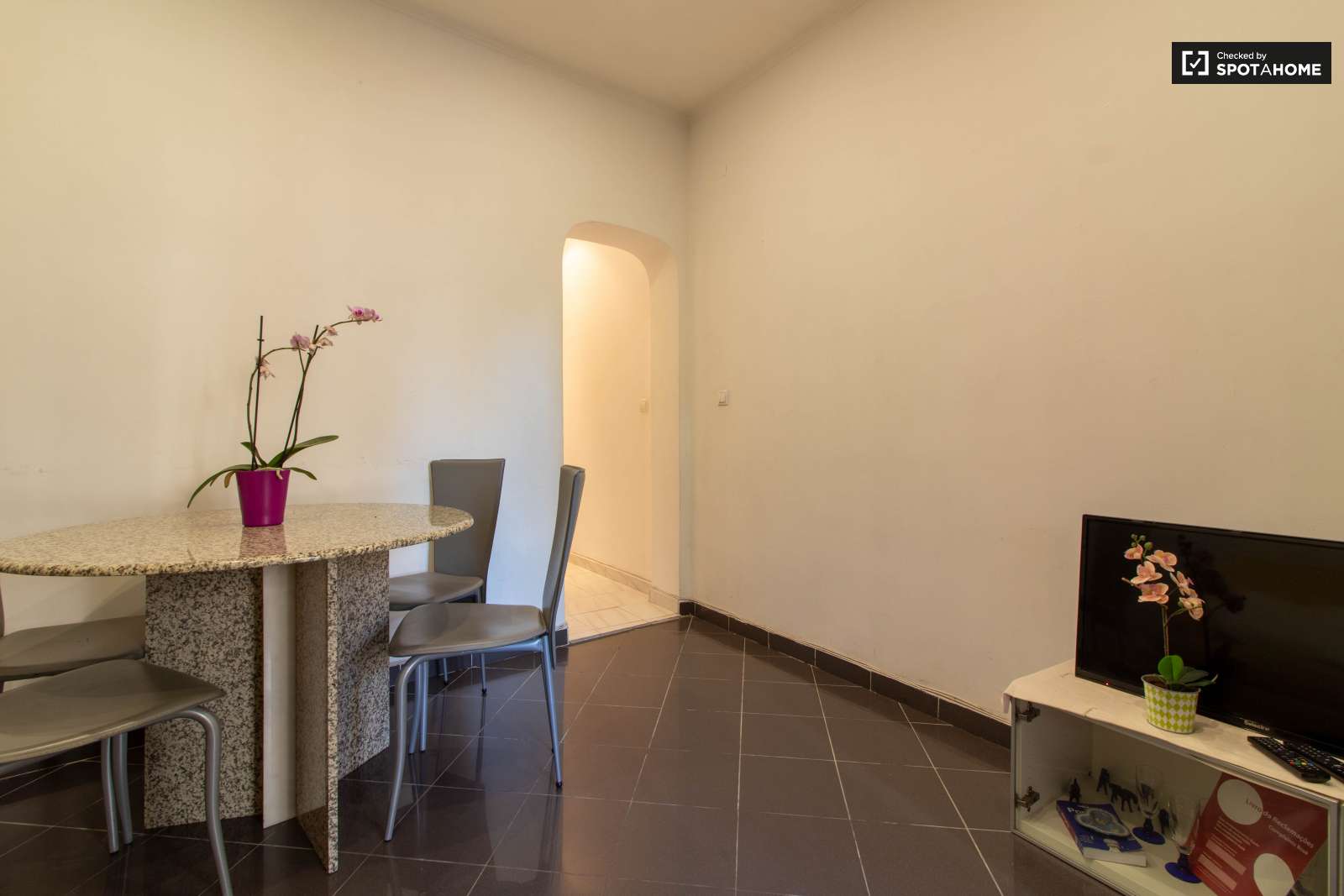 Spacious 2-bedroom apartment for rent in Arroios