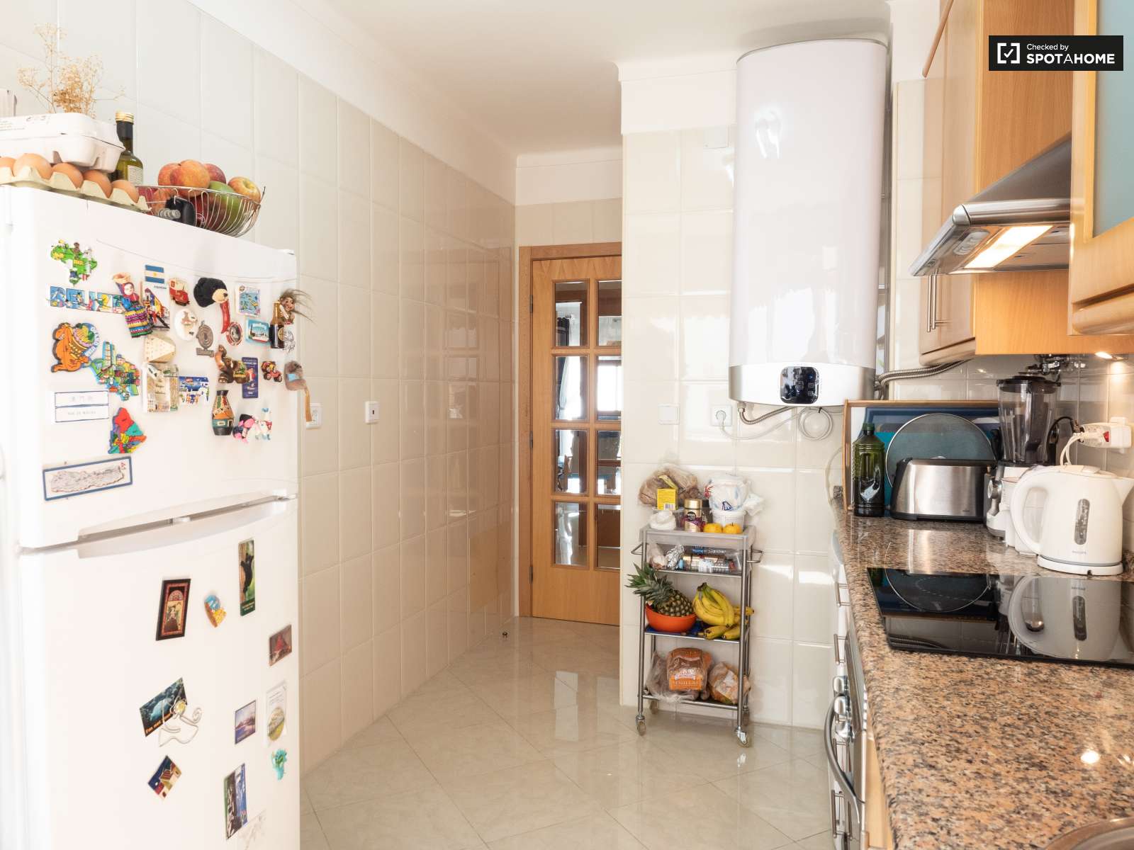 Single Bed in Sunny rooms for rent in flatshare near beach in Costa da Caparica